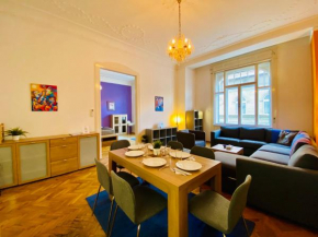 Huge Family Friendly 2BR Downtown Apt - Deco House